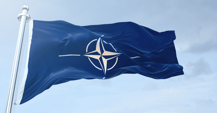 NATO flag i flagstang